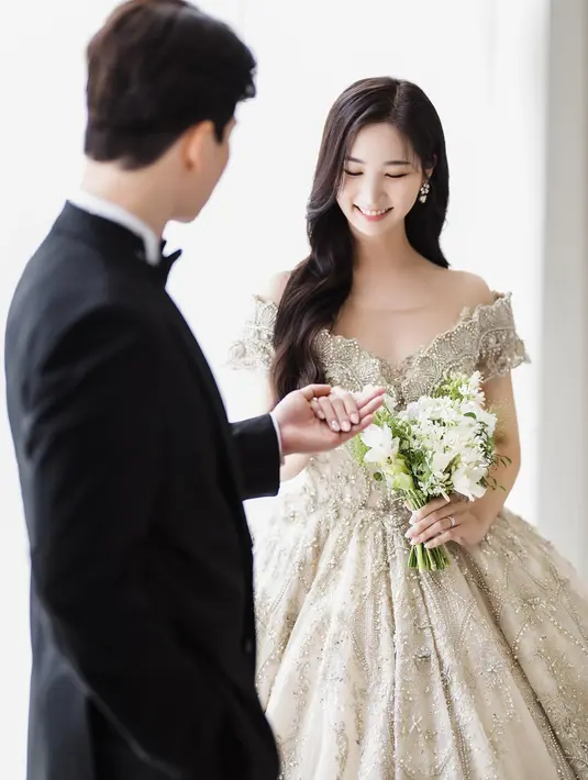 Kali ini, ia berfoto bersama sang suami yang dirahasiakan wajahnya. Yookyung tampak menawan dengan gaun off shoulder warna keemasan. [@yukyung_922]