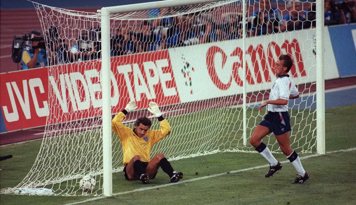 Semifinal Piala Dunia 1990. Pada laga semifinal kedua di Piala Dunia 1990 antara Jerman Barat menghadapi Inggris (4/7/1990) akhirnya dimenangkan Jerman Barat melalui adu penalti 4-3 setelah hingga babak perpanjangan waktu kedua tim bermain imbang 1-1. (AFP/Bob Pearson)