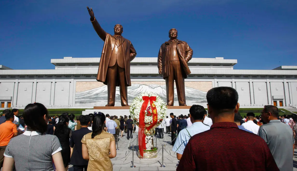 Warga memberi penghormatan kepada patung mendiang pemimpin Kim Il Sung dan Kim Jong Il di Bukit Mansu, Pyongyang, Korea Utara, Senin (8/7/2019). Kim Il Sung memimpin Korea Utara sejak 1948-1994. (AP Photo/Jon Chol Jin)