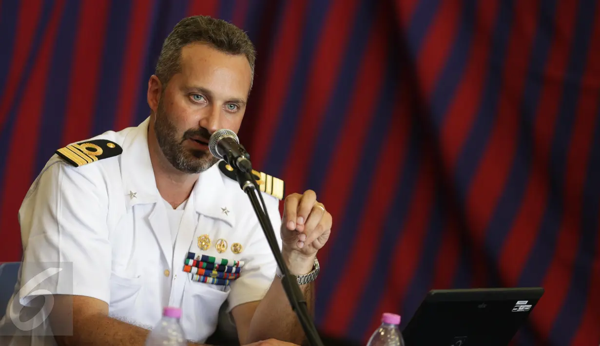 Commander Fransesco Pagnotta memberikan keterangan pers, Tanjung Priok, Jakarta, Kamis (9/3). Misi muhibah ITS Carabinieri kali ini adalah menjalin persahabatan antara Angkatan Laut Italia dengan TNI AL. (Liputan6.com/Faizal Fanani)
