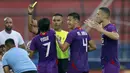 Para pemain Persik memprotes keputusan wasit Sance Lawita yang memberikan kartu kuning kepada Moh Al Amin Syukur Fisabillah (4) setelah melanggar pemain Persikabo 1973, Lucas Gama Moriera (kiri), dalam lanjutan pertandingan babak penyisihan Grup D Piala Presiden 2022 di Stadion Kanjuruhan, Malang, Jawa Timur, Minggu (12/6/2022). (Bola.com/Arief Bagus)