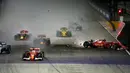 Mobil Kimi Raikkonen (kanan) berputar saat berada pada lintasan usai kecelakaan pada balapan F1 GP Singapura di Marina Bay City Circuit (17/9/2017). Duo pebalap Ferrari gagal melanjutkan balapan. (AP/Yong Teck Lim)