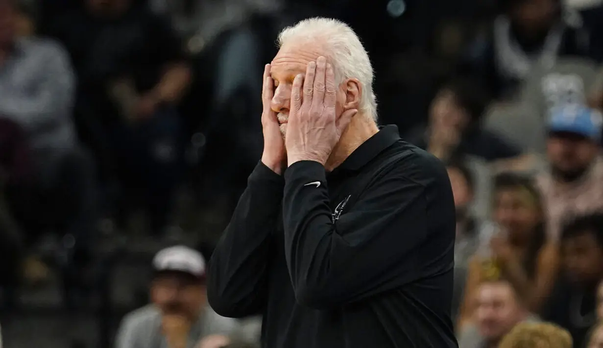 Dalam jumpa pers, ia merasa rekor ini bukanlah miliknya seorang, tapi Spurs secara keseluruhan. Menurutnya, tanpa dukungan pemain, asisten, hingga suporter yang hebat, ia tak mungkin meraihnya. (AP Photo/Eric Gay)