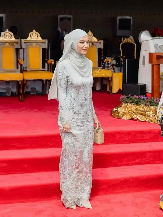 Anisha Rosnah kembali tampil mendampingi sang suami, Pangeran Abdul Mateen bertugas. Di penampilan terbarunya, Anisha Rosnah mengenakan baju kurung abu-abu dengan bordir rumit yang cantik. Anisha Rosnah memadukan penampilannya dengan hijab abu-abu polos. [Foto: Instagram/anishaikkk]