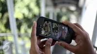 Game Pokemon Go terlihat pada layar smartphone seorang warga di Jakarta, Kamis (14/7). Game berbasis augmented reality, Pokemon Go, sedang nge-hits di kalangan warga Ibu Kota. (Liputan6.com/Faizal Fanani)