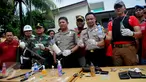 Kapolres Metro Jaksel Kombes Wahyu Hadiningrat (ketiga kanan) menunjukkan barang bukti hasil penggerebekan di kawasan Bendi Paninggaran, Tanah Kusir, Jakarta, Rabu (2/3). 20 orang dijaring saat kedapatan tengah mengisap sabu. (Liputan6.com/Gempur M Surya)
