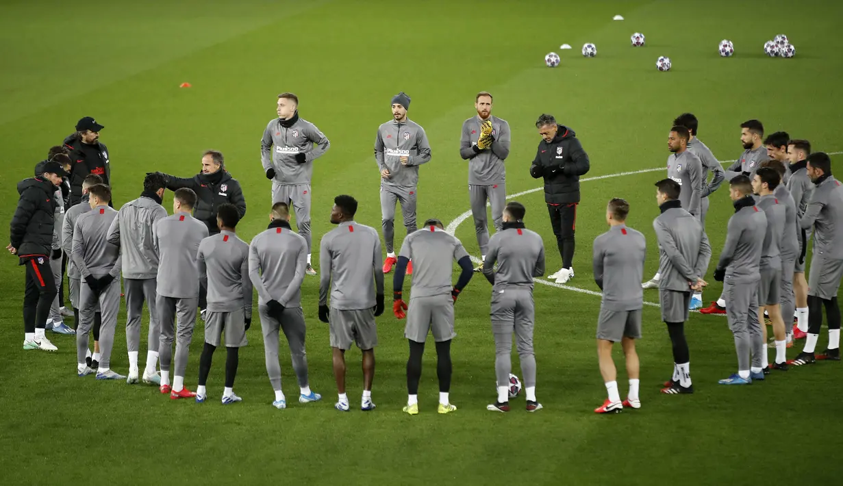 Para pemain Atletico Madrid saat mengikuti sesi latihan di Anfield, Liverpool, Inggris (10/3/2020). Atletico Madrid akan bertanding melawan Liverpool pada leg kedua babak 16 besar Liga Champions. (Martin Rickett / PA via AP)