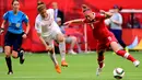 Bek Kanada, Josee Belanger (kanan)  berusaha melewati bek Swiss Selina Kuster saat Piala Dunia wanita 2015 di BC Place Stadium, Senin (22/6/2015). Kanada menang 1-0 atas Swiss lewat gol Josee Belanger. (Reuters/Anne Marie Sorvin)
