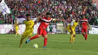 M. Zamnur (merah) jadi penentu kemenangan Persinga Ngawi atas Persik dengan skor akhir 2-1 di ajang Trofeo Pacitan FC, Sabtu (9/4/2016). (Bola.com/Robby Firly)