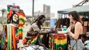 Penggemar musik reggae saling sapa saat memperingati ulang tahun Bob Marley dalam One Love Festival and Rasta Fair di North Beach Amphitheatre, Durban, Afrika Selatan, Minggu (3/2). (RAJESH JANTILAL/AFP)
