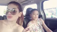 Nikita Mirzani dan putri pertamanya, Lolly [foto: Instagram]