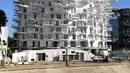 Gambar pada 23 Oktober 2018 menunjukkan sebuah bangunan "Arbre Blanc" atau yang berarti Pohon Putih di Montpellier, Prancis. Uniknya, gedung YANG berdiri di pinggir Sungai ini dirancang memiliki cabang-cabang layaknya pohon. (PASCAL GUYOT/AFP)