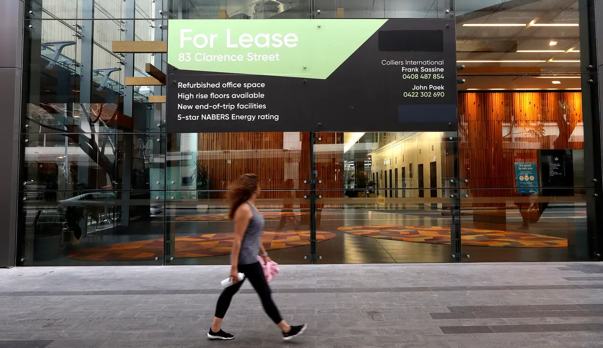 Seorang perempuan berjalan melewati tanda sewa di sebuah gedung komersial di Sydney pada Rabu (2/9/2020). Australia memasuki resesi pertama mereka sejak 1991 setelah perekonomian menyusut 7,0 persen pada kuarter kedua saat negara itu berjuang menghadapi pandemi COVID-19. (AP Photo/Rick Rycroft)