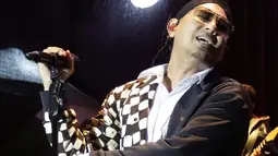 Rio Febrian saat tampil dalam acara Balkonjazz Festival 2019, di Balkondes Tuksono, Borobudur, Magelang, Jawa Tengah, Sabtu (14/9/2019). Rio sukses bikin baper dan menghipnotis ribuan penonton dengan melantunkan sekitar 10 lagu hitsnya. (Fimela.com/Bambang Ekaros Purnama)