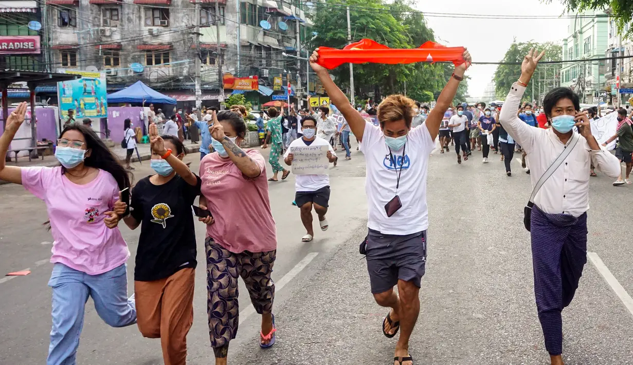 Pengunjuk rasa memberi hormat tiga jari selama demonstrasi menentang kudeta militer di Yangon (3/6/2021). Pasukan keamanan telah membunuh 840 orang sejak kudeta, menurut angka dari aktivis yang dikutip oleh PBB. Junta mengatakan sekitar 300 orang telah tewas. (AFP/STR)