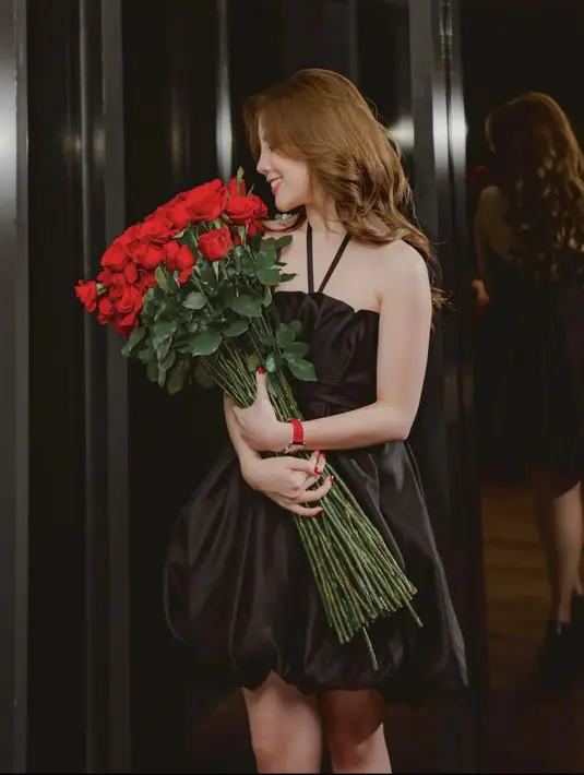 <p>Short dress berwarna hitam akan semakin indah dengan detail balloon. (instagram/agatha_chelsea)</p>