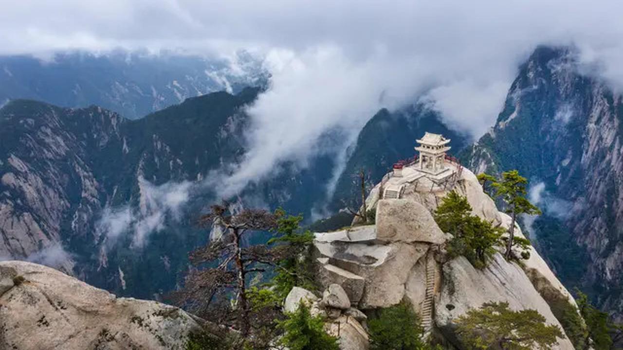Tren Sewa Teman Naik Gunung di China, Makin Tampan Bayarannya Makin Mahal
