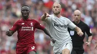 Gelandang Liverpool, Naby Keita, beradu lari dengan striker West Ham, Marko Arnautovic, pada laga Premier League di Stadion Anfield, Minggu (12/8/2018). Liverpool menang 4-0 atas West Ham. (AP/David Davies)