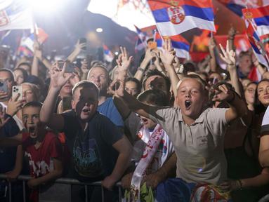 Masyarakat Serbia bersorak saat menyambut petenis Novak Djokovic dan Timnas Basket Serbia di ibu kota Belgrade, Serbia, 12 September 2023 waktu setempat. Seperti diketahui, Novak Djokovic baru saja memenangkan gelar grand slam ke-24 setelah menjuarai US Open 2023. Sementara itu, Timnas Basket Serbia berhasil meraih medali perak setelah finis kedua di Piala Dunia FIBA 2023. (AP Photo/Marko Drobnjakovic)