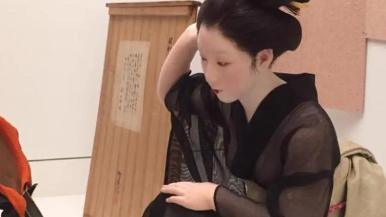 Perempuan Molek Ini Ternyata Boneka Kayu yang Tampak Hidup