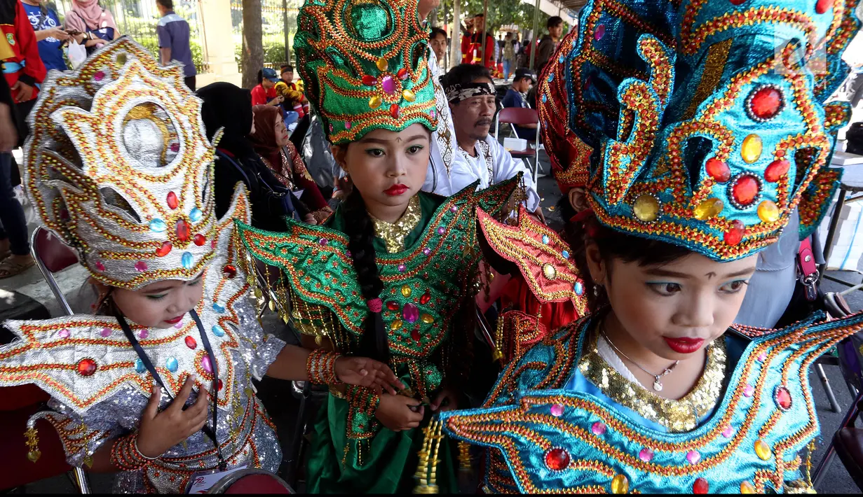 Sejumlah anak peserta Karnaval Kemerdekaan Pesona Parahyangan 2017 melakukan persiapan di sekitar Gedung Sate, Bandung, Sabtu (26/8). Adapun rangkaian kegiatan karnaval kemerdekaan akan dimulai pukul 14.00 WIB hingga 17.00 WIB. (Liputan6.com/Johan Tallo)
