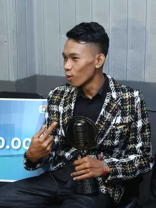 "Saya sadar menjadi pemenang SUCA buka berarti selesai. Justru aktfitas saya akan semakin padat. Dan itu sudah saya ketahui sejak ditetapkan menjadi tiga besar SUCA." ujar Cemen ketika dihubungi pada Senin (16/11/2015). (Nurwahyunan/Bintang.com)