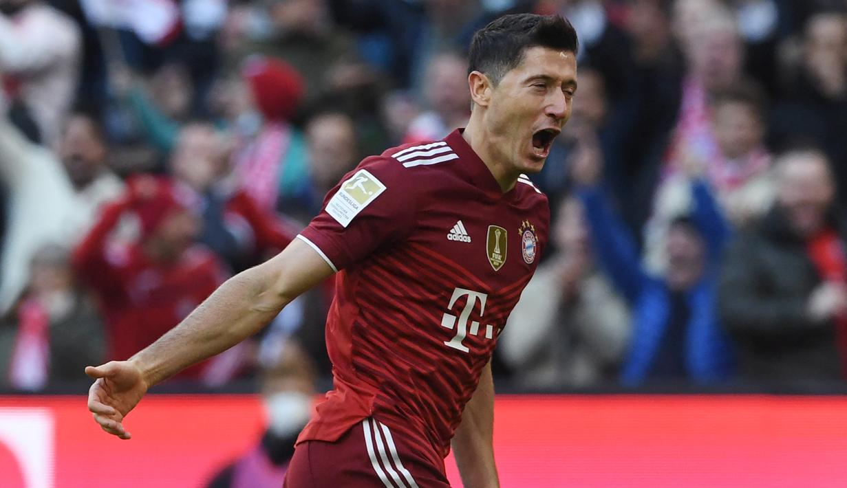 Robert Lewandowski. Striker Bayern Munchen berusia 33 tahun ini telah mencetak 19 gol dari 15 laga musim ini. Rinciannya, 12 gol di Liga Jerman, 5 gol di Liga Champions dan 2 gol di DFL-Supercup. Di ajang DFB Pokal ia gagal mencetak gol dan Bayern Munchen telah tersingkir. (AFP/Christof  Stache)