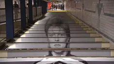 Instalasi seni yang memajang gambar David Bowie terlihat di stasiun kereta bawah tanah Broadway-Lafayette, New York City, Amerika Serikat, 19 April 2018. Gambar-gambar David Bowie terpampang di berbagai sudut stasiun dan di pintu masuk. (ANGELA WEISS/AFP)