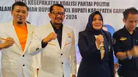 Ketua DPD PKS Garut Helmi Budiman bersama Ketua DPD NasDem Garut Diah Kurniasari seusai penandatangan nota kesepakatan koalisi dalam Pilkada Garut 2024. (Liputan6.com/Jayadi Supriadin)