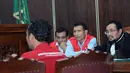 Suasana sidang lanjutan kasus Trio Macan 2000 di Pengadilan Negeri Jakarta Selatan, Senin (11/5/2015).  Terdakwa Raden Nuh (tengah) dan Edi Syahputra (kiri) tampak memperhatikan keterangan saksi. (Liputan6.com/Helmi Afandi)