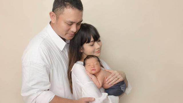 5 Pemotretan Keluarga Gilang Dirga dan Adiezty Fersa Bersama Buah Hati
