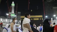 Umat muslim berjalan mengelilingi Ka'bah pada hari pertama Idul Adha 1436 H, Mekah, Kamis (24/9/2015). (REUTERS/Ahmad Masood)