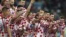 Para pemain Kroasia melakukan selebrasi usai pertandingan playoff perebutan juara ketiga Piala Dunia 2022 melawan Maroko di Khalifa International Stadium di Doha, Qatar, Sabtu (17/12/2022). Kroasia sudah tiga kali naik podium dalam enam kali keikutsertaannya di turnamen akbar piala dunia. (AP Photo/Frank Augstein)