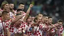 Para pemain Kroasia melakukan selebrasi usai pertandingan playoff perebutan juara ketiga Piala Dunia 2022 melawan Maroko di Khalifa International Stadium di Doha, Qatar, Sabtu (17/12/2022). Kroasia sudah tiga kali naik podium dalam enam kali keikutsertaannya di turnamen akbar piala dunia. (AP Photo/Frank Augstein)