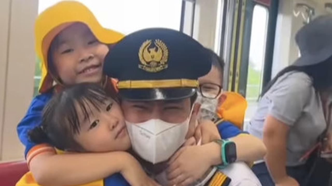 Girangnya Anak SD Foto Bareng Masinis LRT, Posenya di Luar Dugaan Sampai Ramai jadi Sorotan