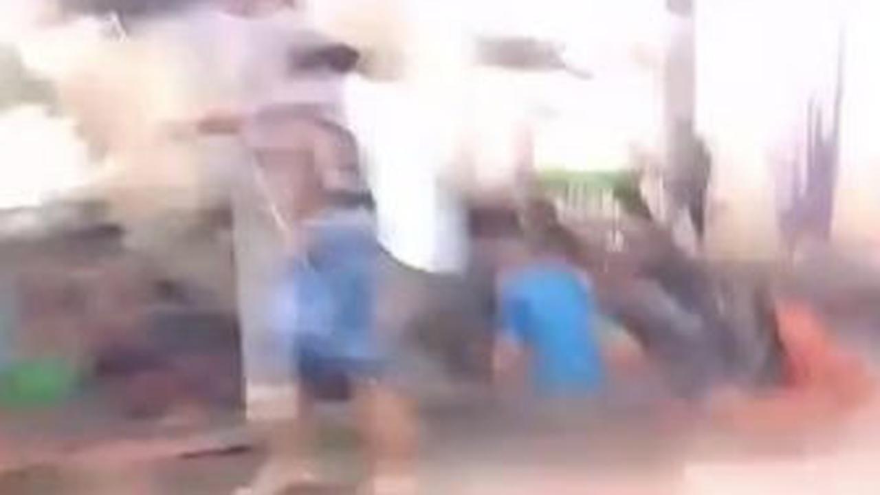 Hanya saja, seperti keterangan unggahan yang tertera dalam akun Instagram @kepoin_trending, sejumlah undangan mengaku sempat merasakan aliran listrik kecil di bagian kakinya ketika sambaran petir itu terjadi.<br>
