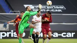 Kiper AS Roma, Pau Lopez, berusaha menepis bola saat menghadapi Sevilla dalam laga babak 16 besar Liga Europa 2019/2020 di MSV-Arena, Jerman, Jumat (7/8/2020) dini hari WIB. Sevilla menang 2-0 atas AS Roma. (AFP/Friedemann Vogel/pool)