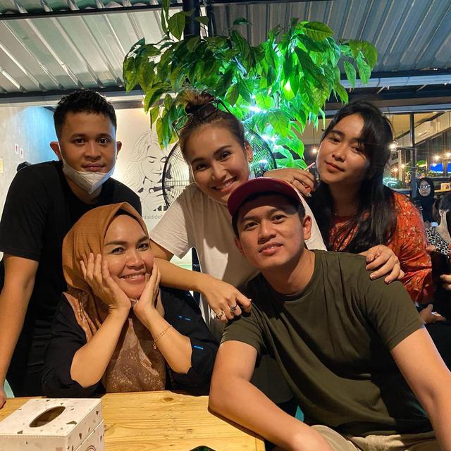 6 Potret Kedekatan Ibu Ayu Ting Ting dan Adit Jayusman, Calon Menantu Kesayangan