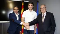 Barcelona mengumumkan merekrut Xemi Fernandez (tengah) pada Senin (28/12/2015). Sementara itu, Sergi Guardiola diputus kontraknya hanya beberapa jam setelah resmi direkrut. (dok. Barcelona)
