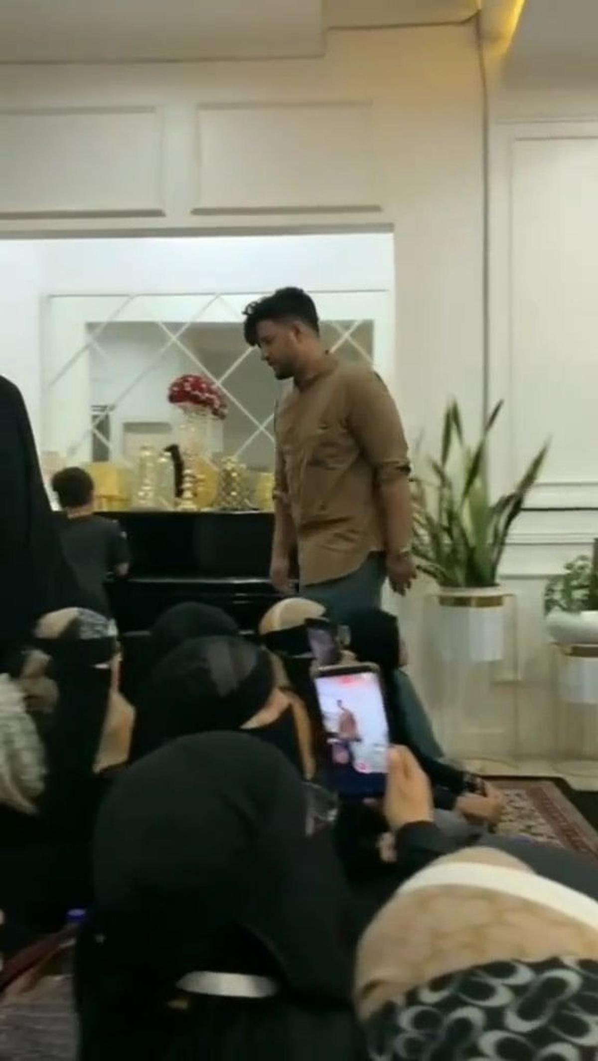 Ketika berpapasan, keduanya tidak berinteraksi.