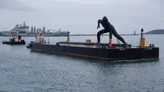 Patung perunggu terbesar di Inggris,  berjudul 'Messenger' tiba dengan tongkang di pesisir pantai Plymouth, Senin (18/3). Patung perunggu tersebut diciptakan oleh seorang pematung berusia 44 tahun bernama Joseph Hillier. (REUTERS/Peter Nicholls)