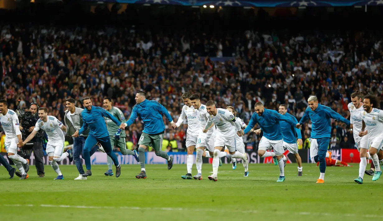 Pemain Real Madrid merayakan kemenangannya usai melawan Bayern Munchen dalam pertandingan semifinal Liga Champions di stadion Santiago Bernabeu, Spanyol (1/5). Real Madrid lolos ke partai final Liga Champions. (AP/Francisco Seco)