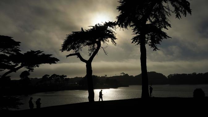 Ian Poulter dari Inggris menyaksikan pukulan tee-nya di hole ke-18 pada putaran pertama turnamen golf Kejuaraan PGA di TPC Harding Park di San Francisco, Kamis (6/8/2020). (AP Photo / Charlie Riedel)