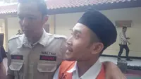 Dodi, salah satu terdakwa video syur Vina Garut memberikan penjelasan kepada wartawan selepas sidang perdana di Pengadilan Negeri Garut, Jawa Barat (Liputan6.com/Jayadi Supriadin)