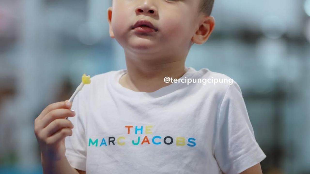 5 Potret Cipung dengan Lolipop di Tangan, Ekspresi Lucunya yang Sukses Curi Perhatian