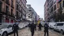 Petugas polisi mengepung Jalan Toledo setelah ledakan di pusat kota Madrid, Spanyol, Rabu (20/1/2021). Ledakan itu terjadi tepat sebelum jam 3 sore waktu setempat (1400 GMT) di Calle de Toledo. (AP Photo/Paul White)