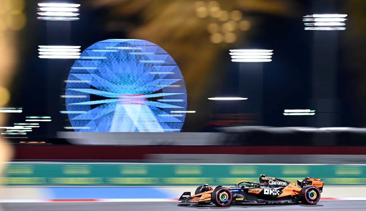 Pembalap McLaren asal Inggris, Lando Norris melaju saat sesi latihan kedua Grand Prix Formula1 Bahrain di Sirkuit Internasional Bahrain, Sakhir pada 29 Februari 2024. (ANDREJ ISAKOVIC/AFP)