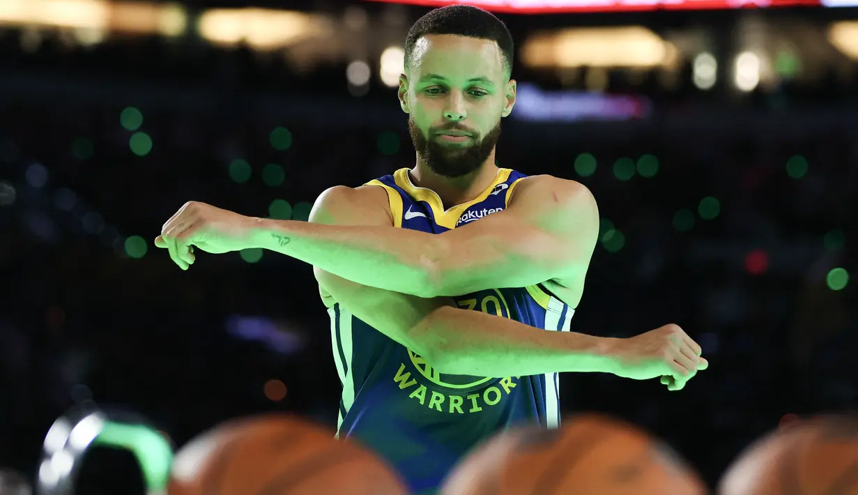 Pemain Golden State Warriors, Stephen Curry bersiap saat Three Point Contest NBA All Star 2024 di Gainbridge Fieldhouse, Indianapolis, Amerika Serikat, Minggu (18/2/2024) WIB. (AFP/Getty Images/Stacy Revere)