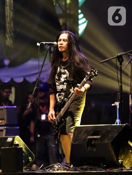 Bassis grup band Jamrud, Ricky Tedy saat tampil di panggung Bergelora perhelatan Berdendang Bergoyang Festival, Kawasan Istora Senayan, Jakarta, Jumat (28/10/2022). Tampil selama lebih kurang satu jam, Jamrud menghentak penggemarnya dengan sejumlah lagu baru dan lawas, diantaranya Telat 3 Bulan, Pelangi di Matamu, Surti Tejo, dll. (Liputan6.com/Helmi Fithriansyah)