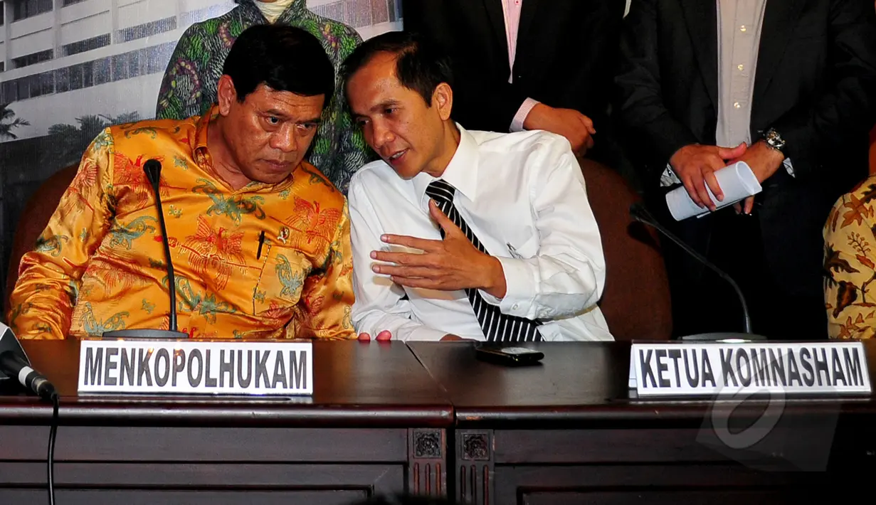 Menkopolhukam Tedjo Edhy Purdijatno berdiskusi dengan Kepala BIN Marciano Norman saat menggelar konferensi pers membahas pelanggaran HAM berat masa lalu di Kejaksaan Agung, Jakarta, Selasa (21/4/2015). (Liputan6.com/Yoppy Renato)